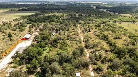 1411 Bugtussle Ln, Luling, TX 78648 photo 9