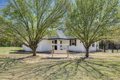 137 W Oak Dr, Cedar Creek, TX 78612