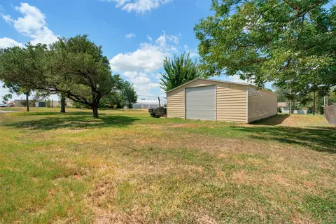 127 E Davilla Ave, Rockdale, TX 76567