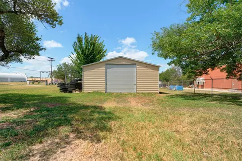 127 E Davilla Ave, Rockdale, TX 76567