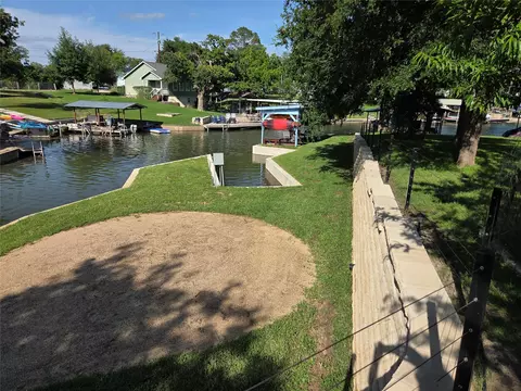 203 W Lakeshore Dr, Sunrise Beach, TX 78643