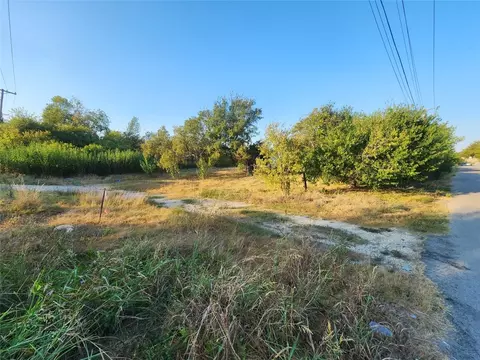 211 N Dolan St, Taylor, TX 76574