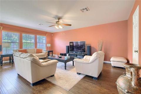104 Comal Cv, Elgin, TX 78621 photo 7
