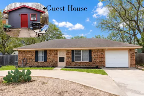 1114 Woodlawn St, Lockhart, TX 78644