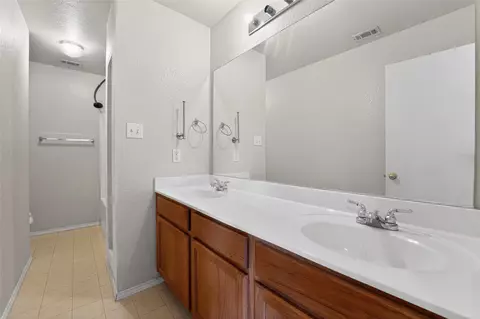 Bath - 152 Eagle Dr, Luling, TX 78648 photo 2 of 2