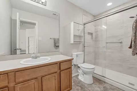 Bath - 823 Ruby Ct, Jarrell, TX 76537 photo 2 of 2