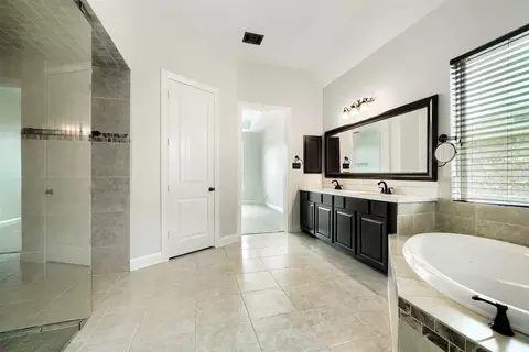Bath - 1012 Hillrose Dr, Leander, TX 78641 photo 3 of 4