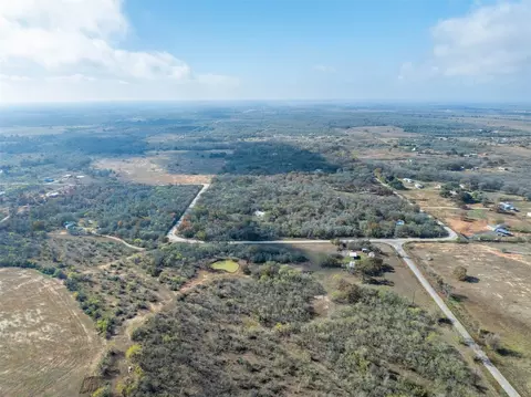 766 Bugtussle Ln, Luling, TX 78648 photo 6