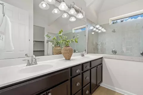 Bath - 1128 Clearwing Cir, Georgetown, TX 78626 photo 1 of 4