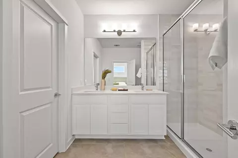 Bath - 529 B Burlington Dr, Buda, TX 78610 photo 2 of 4