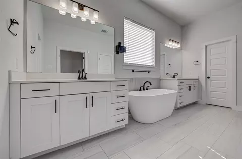 Bath - 822 Wild Pecan Loop, Buda, TX 78610 photo 2 of 4