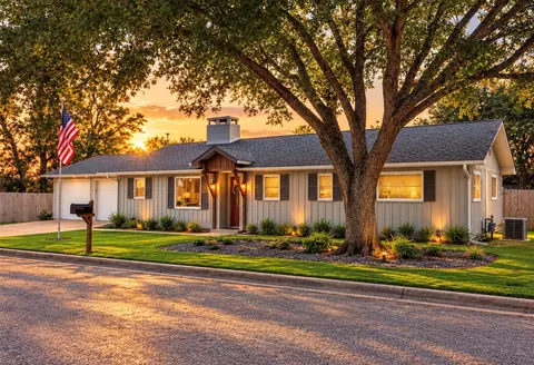 364 Woodland Ave, Giddings, TX 78942