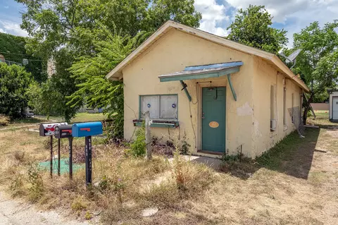 305 E Main St, Florence, TX 76527