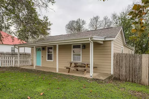 Exterior - 304 S Main St, Elgin, TX 78621 photo 4 of 6