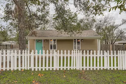 Exterior - 304 S Main St, Elgin, TX 78621 photo 5 of 6