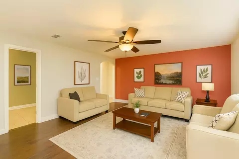 304 S Main St, Elgin, TX 78621