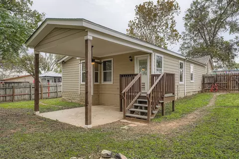 Exterior - 304 S Main St, Elgin, TX 78621 photo 2 of 6