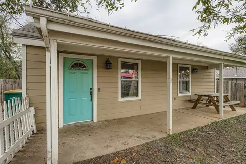Exterior - 304 S Main St, Elgin, TX 78621 photo 1 of 6