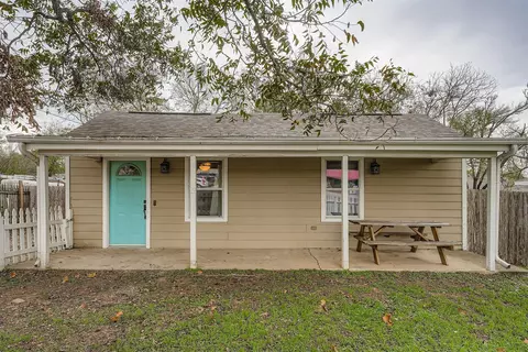Exterior - 304 S Main St, Elgin, TX 78621 photo 3 of 6