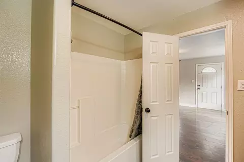 Bath - 304 S Main St, Elgin, TX 78621 photo 4 of 4