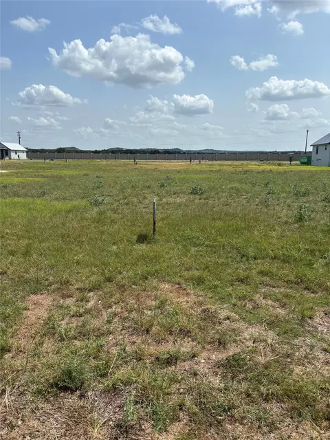 105 E Ogle Ct, Fredericksburg, TX 78624