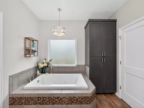 Bath - 494 Flash Cir, Luling, TX 78648 photo 2 of 7