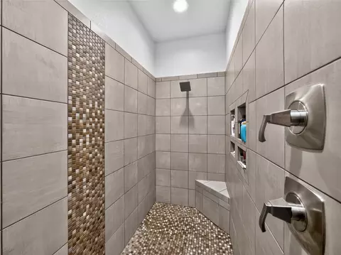 Bath - 494 Flash Cir, Luling, TX 78648 photo 3 of 7