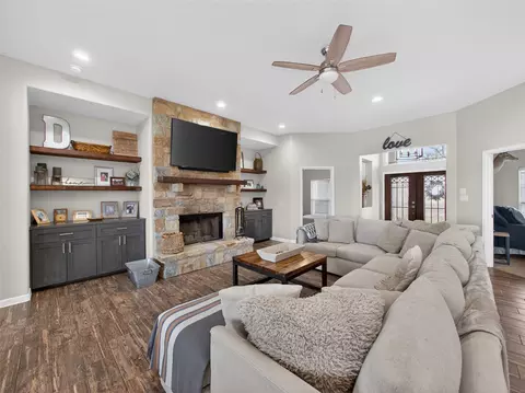 Living - 494 Flash Cir, Luling, TX 78648 photo 2 of 3