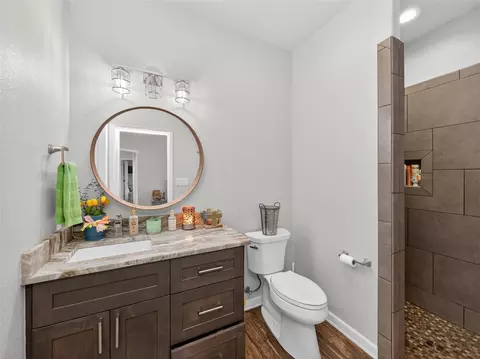 Bath - 494 Flash Cir, Luling, TX 78648 photo 4 of 7