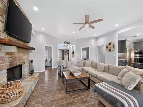 Living - 494 Flash Cir, Luling, TX 78648 photo 3 of 3