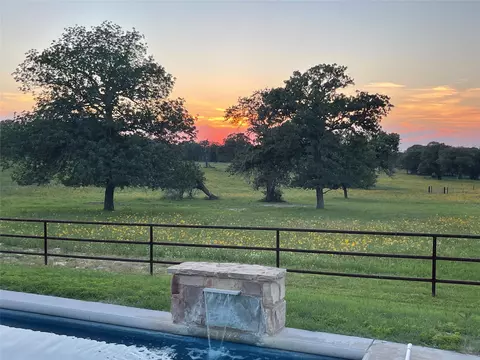494 Flash Cir, Luling, TX 78648