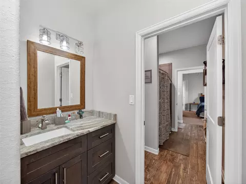 Bath - 494 Flash Cir, Luling, TX 78648 photo 6 of 7