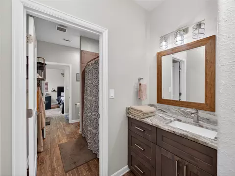 Bath - 494 Flash Cir, Luling, TX 78648 photo 5 of 7