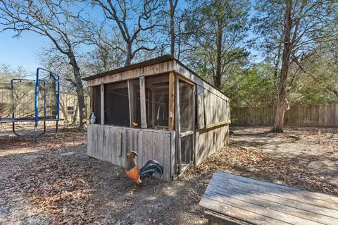 Exterior - 111 Post Oak Dr, Elgin, TX 78621 photo 6 of 10