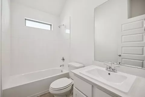 Bath - 332 Bendecido Loop, Elgin, TX 78621 photo 3 of 3