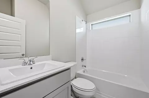 Bath - 332 Bendecido Loop, Elgin, TX 78621 photo 2 of 2