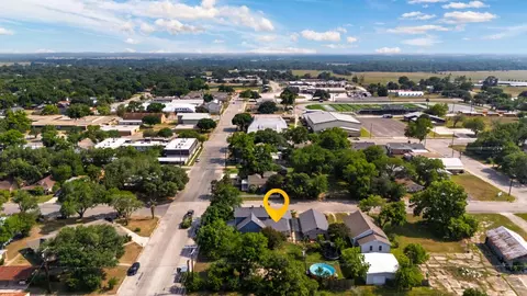 116 S Hackberry Ave, Luling, TX 78648