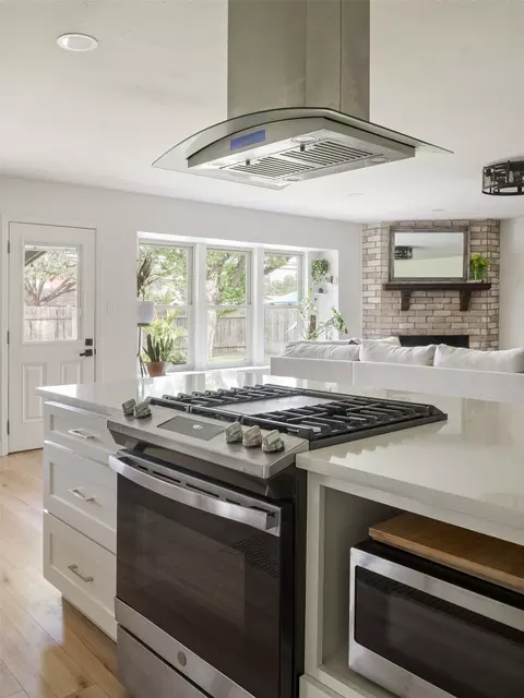 Kitchen - 304 Skyloop Dr, Austin, TX 78745 photo 6 of 7