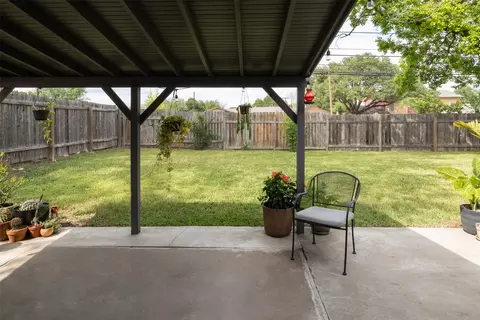 Exterior - 304 Skyloop Dr, Austin, TX 78745 photo 4 of 6