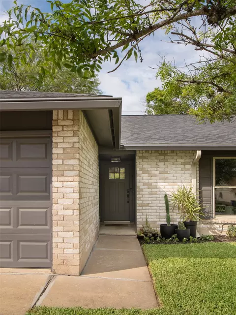 Exterior - 304 Skyloop Dr, Austin, TX 78745 photo 5 of 6