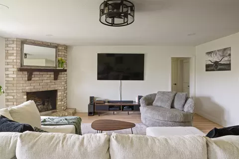 Living - 304 Skyloop Dr, Austin, TX 78745 photo 3 of 3