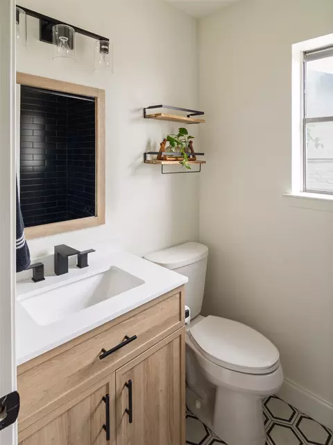Bath - 304 Skyloop Dr, Austin, TX 78745 photo 3 of 3