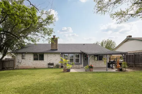Exterior - 304 Skyloop Dr, Austin, TX 78745 photo 2 of 6