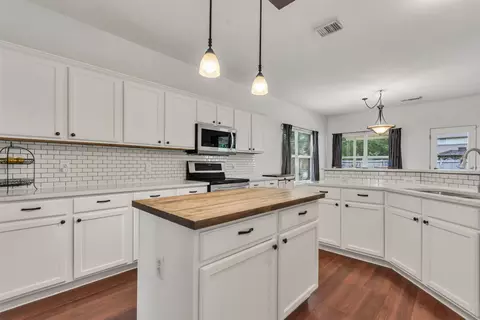 130 Clover Leaf Cv, Buda, TX 78610