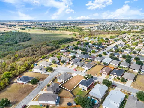 406 Gettysburg Loop, Elgin, TX 78621 photo 8