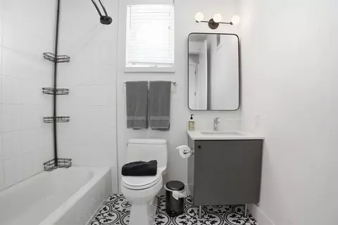 Bath - 2709 5th St E #1306, Austin, TX 78702 photo 2 of 5