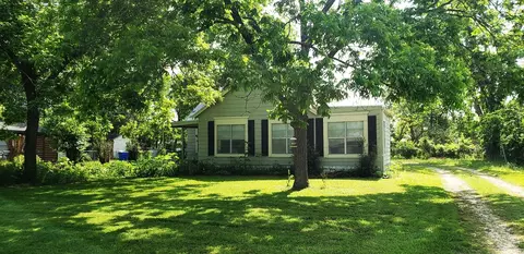 2105 North Dr, Taylor, TX 76574