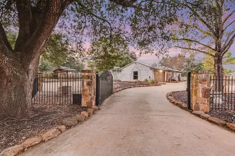 1005 Colorado St, Smithville, TX 78957