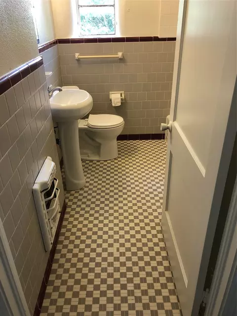 Bath - 615 Pecan St, Junction, TX 76849 photo 2 of 2