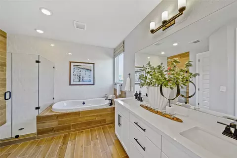 Bath - 7804 Skytree Dr, Austin, TX 78744 photo 1 of 3